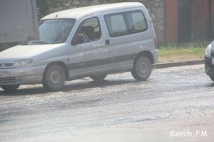 В Керчи прорвало трубу в районе Куль-Обинского шоссе