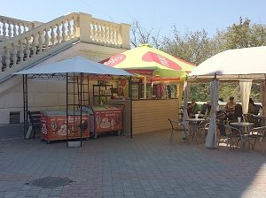 В центре Севастополя демонтировали нарушающие закон торговые объекты и кафе