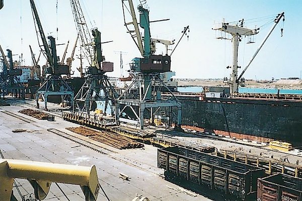 «Мы не для того шли в Россию!». Портовые работники в Севастополе возмущены средней зарплатой в четыре тысячи рублей