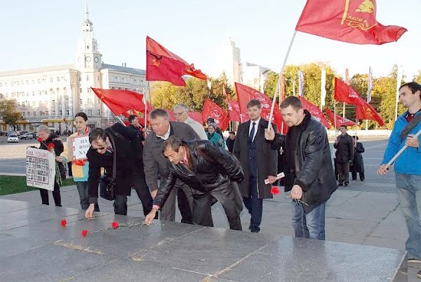 Помнить уроки черного октября 1993 года! В Воронеже прошёл митинг в память о погибших защитниках Советской власти