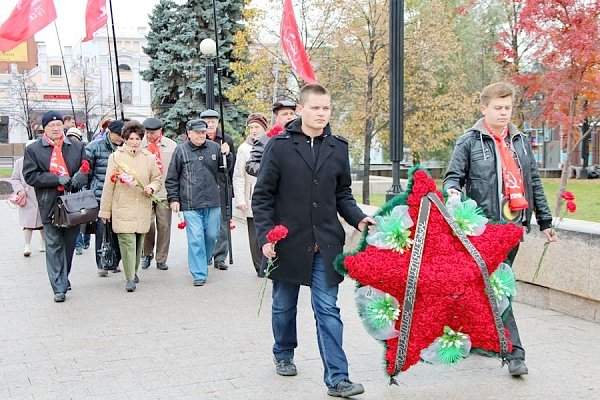 Коммунисты Челябинска возложили венок и алые гвоздики к Вечному огню в память о погибших защитниках Дома Советов