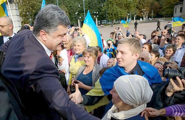 Политик разговорного жанра. Почему жители Украины продолжают верить рассказам Порошенко о европейском будущем страны