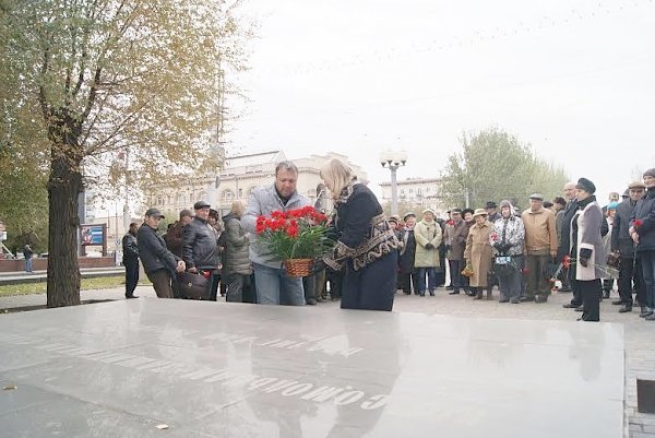 96-ю годовщину ВЛКСМ сталинградские коммунисты и члены «Союза комсомольских поколений» отметили памятным митингом