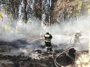 В Севастополе потушили пожар на складе