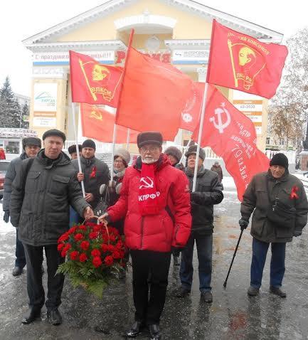 «Ленин жил, Ленин жив, Ленин будет жить!». Коммунисты и комсомольцы Кургана возложили цветы к памятнику В.И.Ленина
