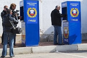 Во всех районах Крыма пообещали установить терминалы электронной очереди в ГИБДД