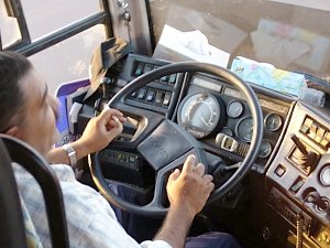 В Керчи водитель автобуса потерял сознание и врезался в машину
