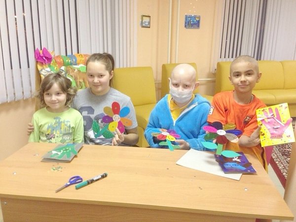 Белгородские комсомольцы в день матери посетили детский онкологический центр