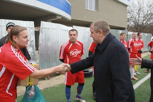 Руководство Крымского республиканского отделения КПРФ вручило форму футбольной команде «Русь»