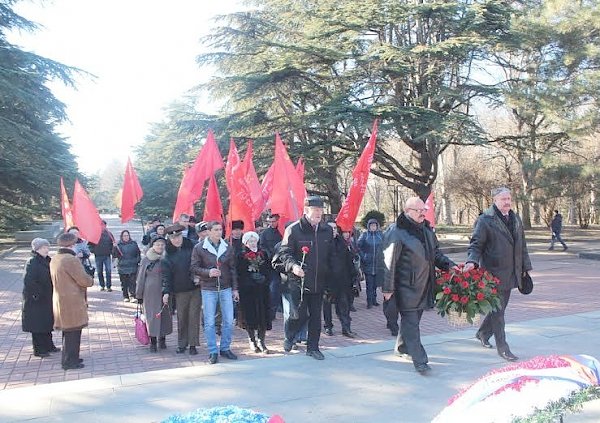 Крымские коммунисты возложили цветы к Могиле Неизвестного солдата