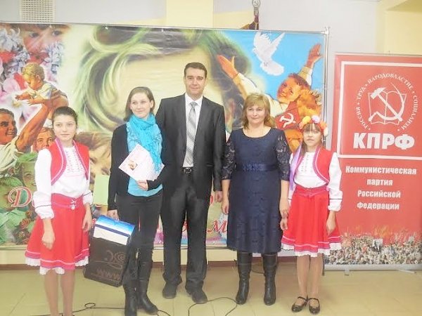 В Саратовском обкоме КПРФ прошло торжественное собрание, посвящённое Дню матери