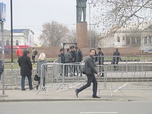Полиция закрыла проход на главную площадь Симферополя