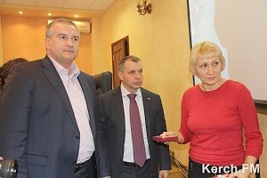 В Керчи Аксенов наградил ветеранов почетными медалями
