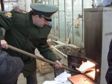 ФСКН сожгла в Крыму 30 кг наркотиков