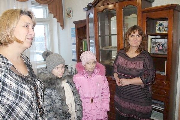 Новгородские коммунисты передали в детский дом подарки от пионеров