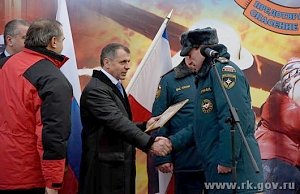 Владимир Константинов поздравил крымских спасателей с получением новой пожарной техники