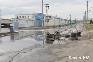 Питьевая вода снова затопила керченские улицы