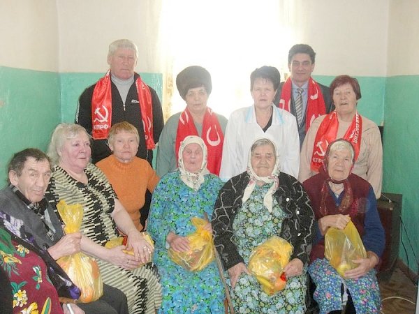 Коммунисты Тамбовской области от имени Т.В. Плетневой дарят новогодние подарки старикам и детям