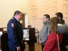 «Студенческий десант» вышел на улицы Симферополя вместе с полицейскими
