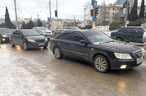 Городские службы утверждают, что контролируют ситуацию в заснеженном Севастополе