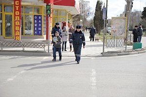 Сотрудники ГИБДД и юные инспекторы движения провели в Евпатории акцию «Заметный пешеход»
