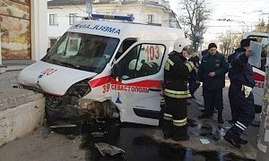 В Севастополе столкнулись ВАЗ и «скорая помощь» — один человек в больнице