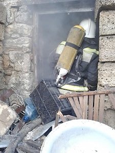 В Севастополе пожарные потушили частный дом
