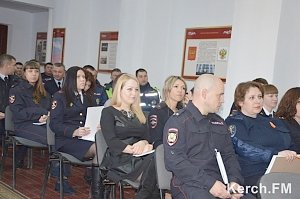 В Керчи полиция поздравила сотрудниц с 8 марта