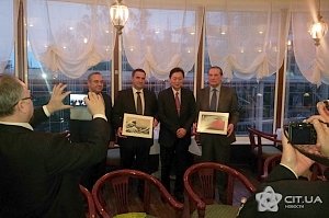 Экс-премьер Японии в Симферополе по достоинству оценил крымскую кухню и пиво