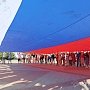 В Симферополе в день годовщины референдума развернут 18-метровый флаг РФ