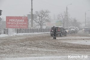 На въезде в Керчь машины застревают в снегу