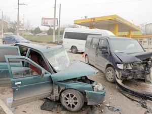 В лобовом столкновении машин в Севастополе пострадали три человека