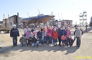 Керченские школьники впервые увидели, как ремонтируют морские суда