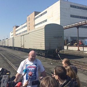 Силач из Владивостока в честь Крыма побил мировой рекорд, протащив девять вагонов поезда