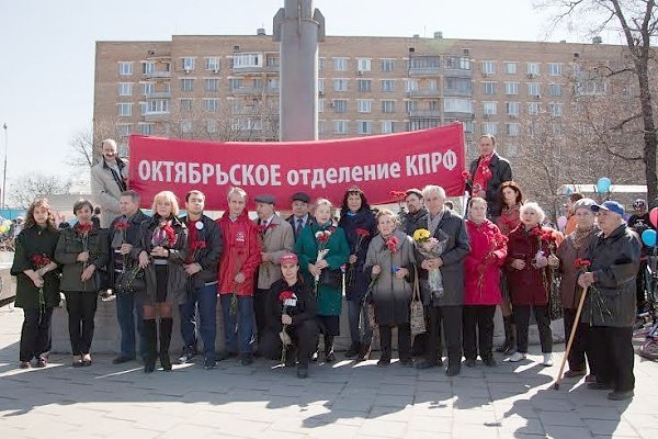Московские коммунисты возложили цветы к памятнику Юрию Гагарину