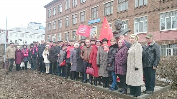Осенью 2014 года по инициативе депутатов-коммунистов был открыт первый в Удмуртии бюст Юрия Алексеевича Гагарина