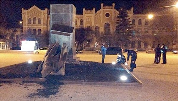Харьков оказался во власти фашистов. Пока они крушат памятники, однако скоро начнутся расправы над живыми людьми