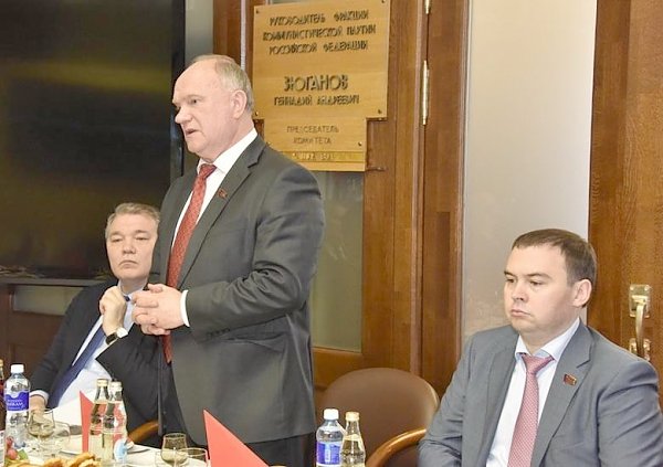 В канун Дня Победы Г.А. Зюганов наградил группу ветеранов дипломатической службы