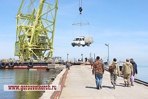 На Тузле выгружают технику для строительства Керченского моста