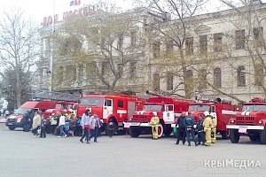 В Севастополе в честь Дня пожарной охраны России представили новую спасательную технику
