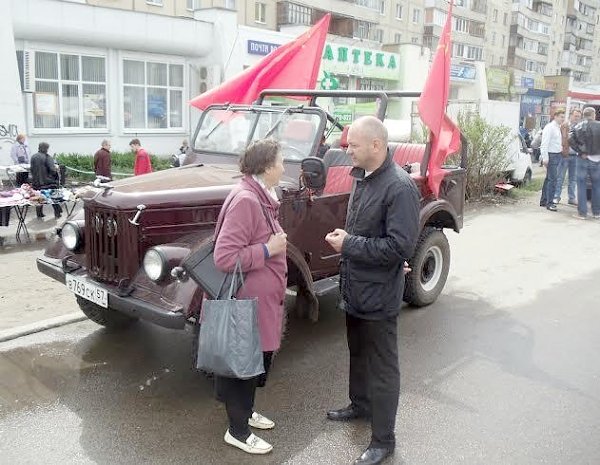 Комсомольцы Орла поздравили горожан с наступающим праздником 70-летия Великой Победы