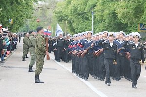На репетиции парада в Севастополе прошли колонны техники