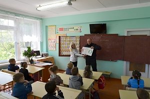 Полицейские Кировского района готовят первоклассников к сдаче норм ГТО