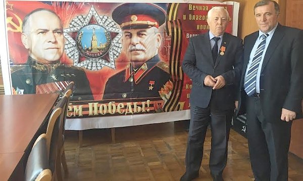 Вручение юбилейных медалей «70 лет Победы» прошло в Дагестанском региональном отделении КПРФ и в Новолакском районе.