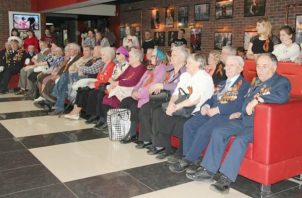 Челябинские коммунисты в канун Дня Победы организовали для ветеранов в местном кинозале демонстрацию художественного фильма о войне