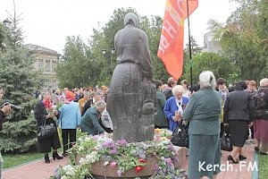 В Керчи возложили цветы к памятнику детям — жертвам войны