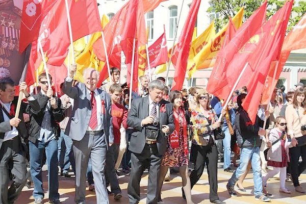 Рязанские коммунисты отметили юбилей Победы шествием по центральной улице города