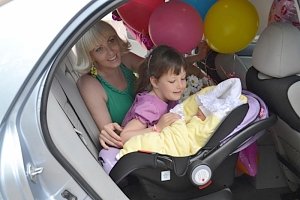 В Крыму сотрудники Госавтоинспекции вручили автолюльку родителям девочки, родившейся в День Победы
