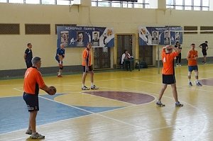 Команды из Симферополя и Севастополя сыграли в волейбольном турнире памяти крымских тренеров