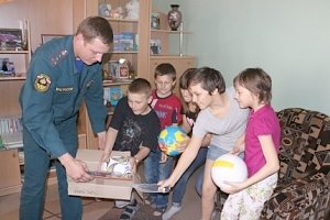 Подарки детям от крымских спасателей